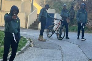 Inmigrantes ilegales usando uniformes de la Guardia Civil. Twitter.