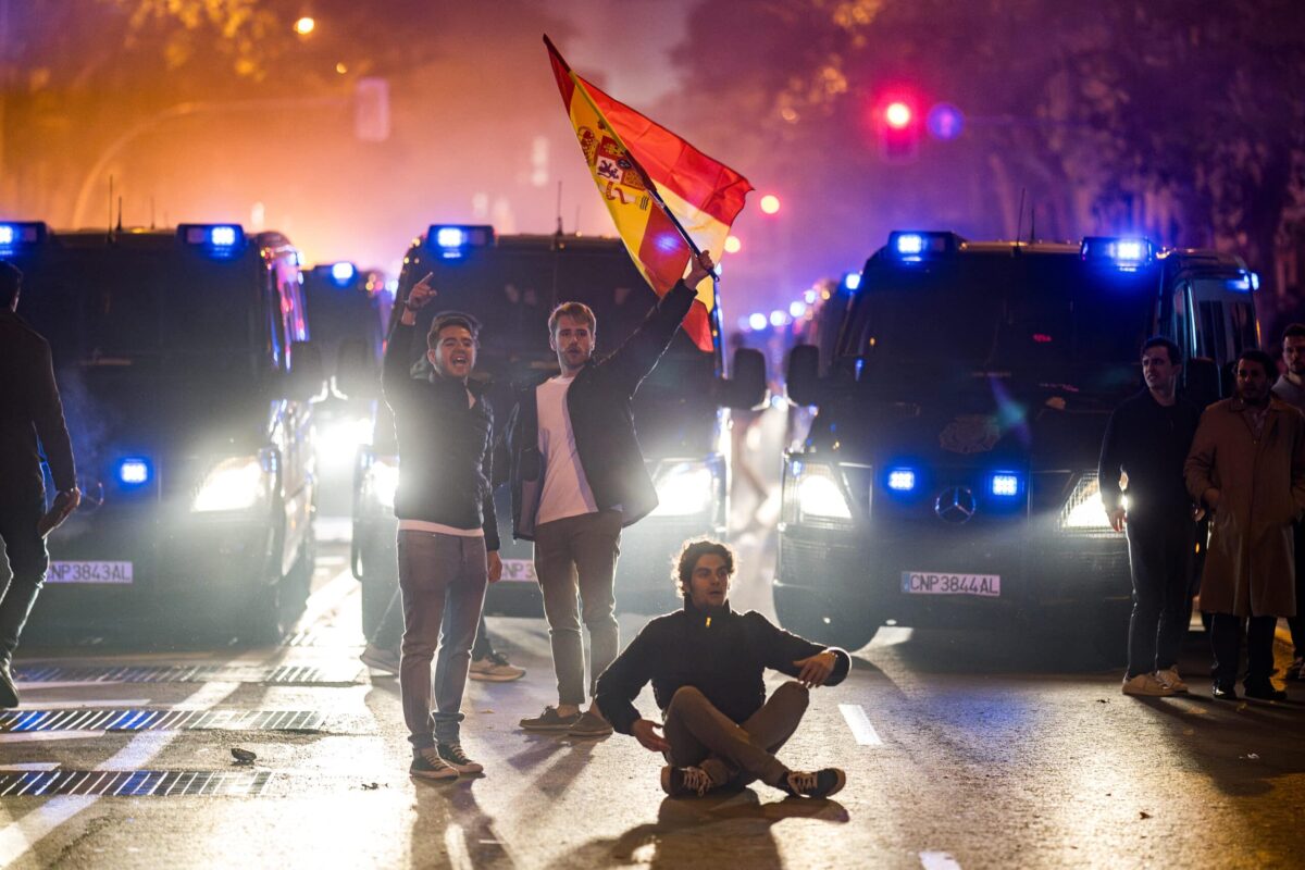 Otra noche de protestas multitudinarias en Ferraz se salda con una decena de heridos por la actuación policial