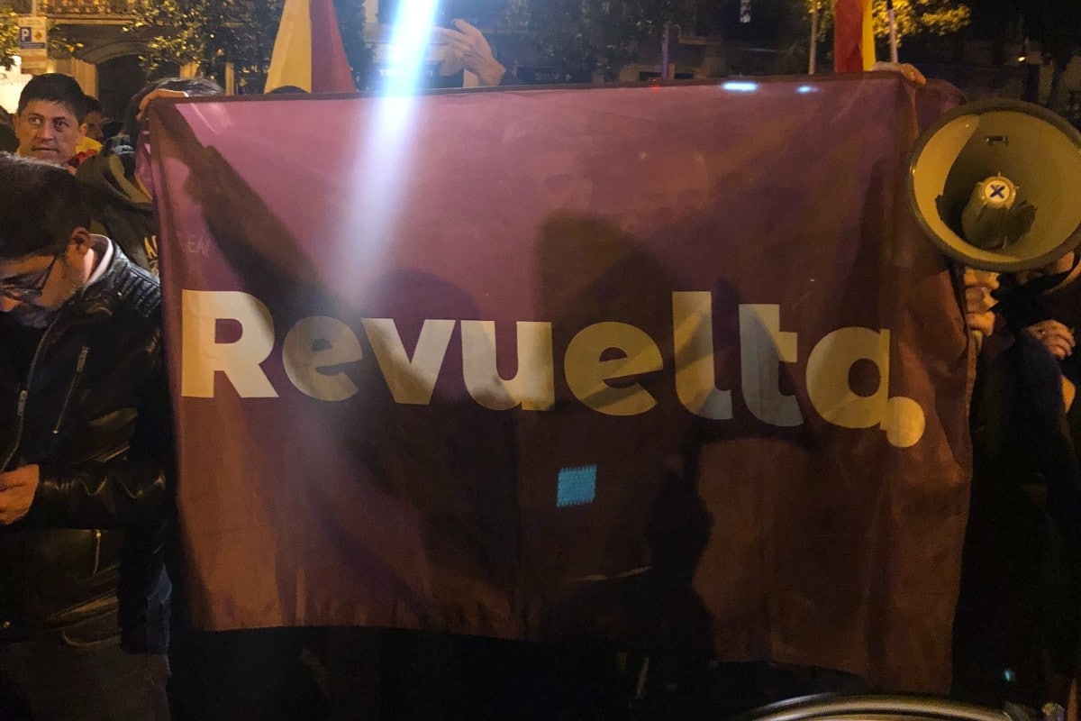 Revuelta: la asociación juvenil que lidera las protestas frente a las sedes del PSOE