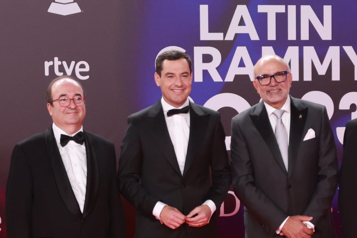 Moreno Bonilla se fotografía sonriente junto al ministro Iceta en los Grammy horas después de la investidura de Sánchez