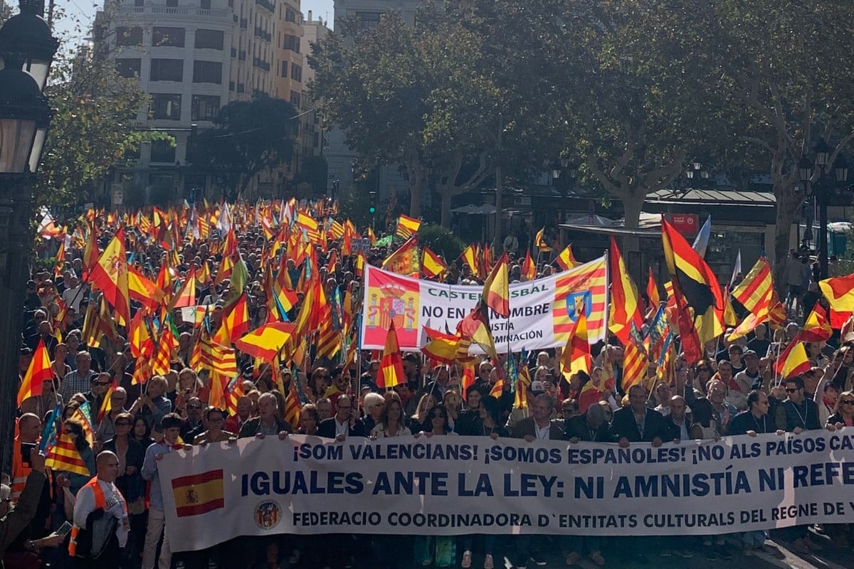 Miles de españoles se manifiestan en Valencia contra la amnistía: «Es pura corrupción. España no se vende»