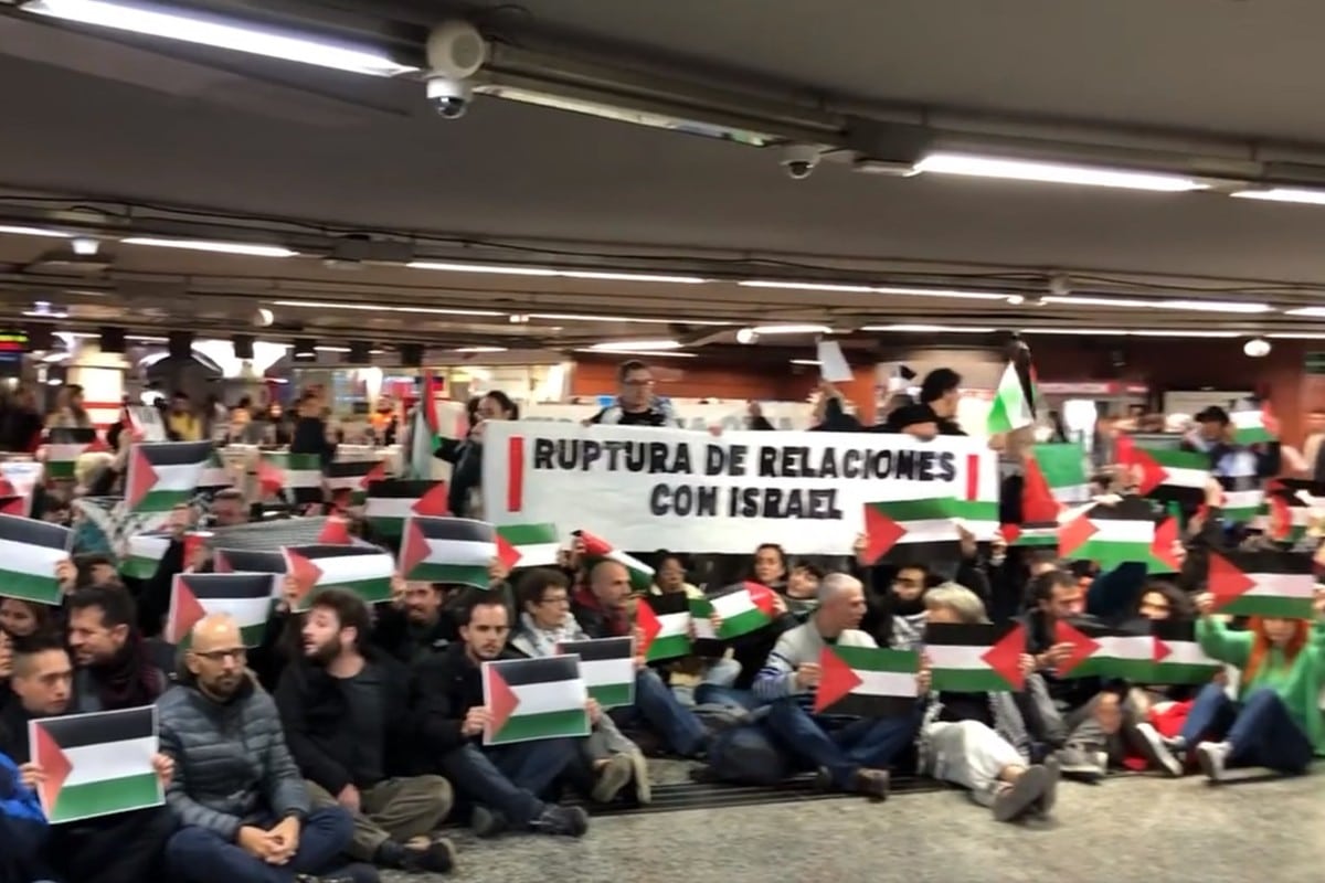 Manifestantes propalestina ocupan la estación de Sol (sin presencia policial) para lanzar consignas contra Israel