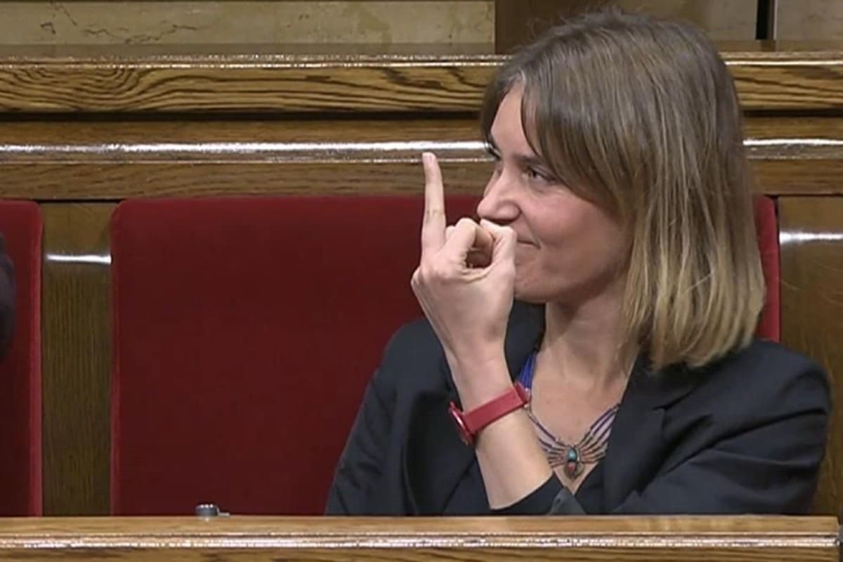 La presidenta de los comunes en el Parlament hace una peineta a Garriga tras decir que VOX defenderá sus principios en «legitima defensa»