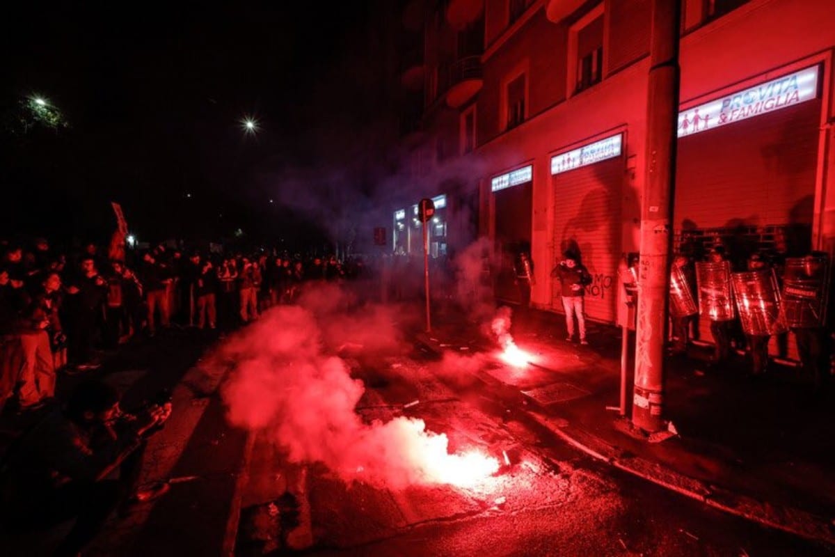 Feministas atacan y tratan de incendiar la sede nacional de una entidad italiana provida y defensora de la familia