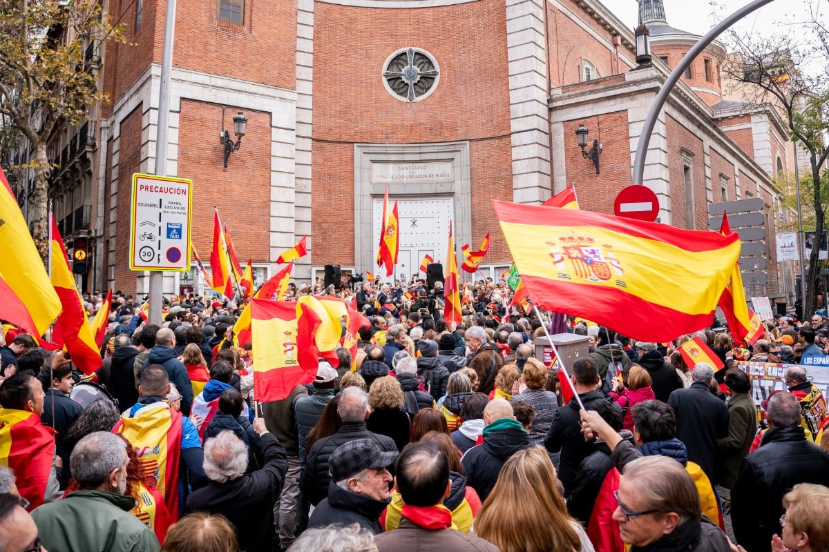 Miles de personas se manifiestan frente a la sede del PSOE en Ferraz contra los pactos de investidura y la amnistía