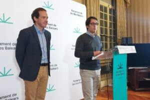 El portavoz parlamentario del PSIB-PSOE, Iago Negueruela, y el portavoz adjunto, Marc Pons, en rueda de prensa. Europa Press.