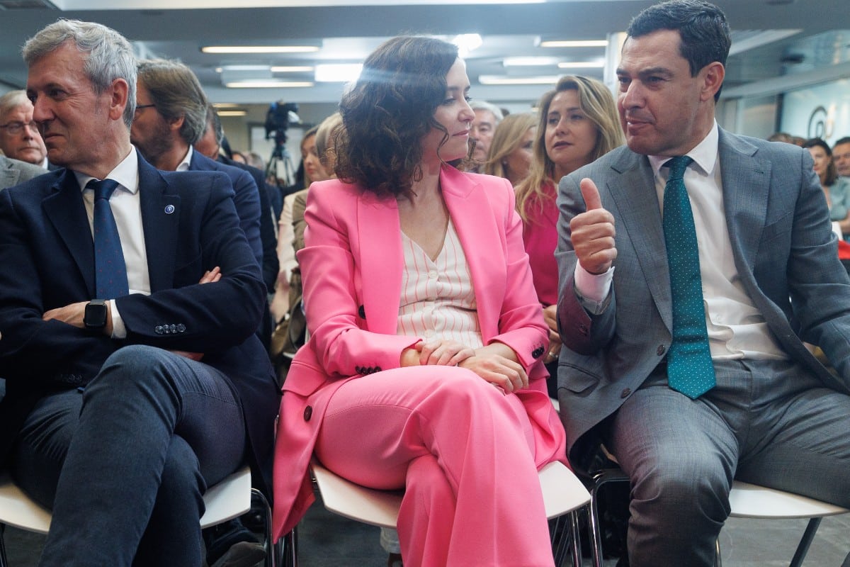 El presidente de la Xunta de Galicia, Alfonso Rueda; la presidenta de la Comunidad de Madrid, Isabel Díaz Ayuso, y el presidente de la Junta de Andalucía, Juanma Moreno Bonilla. Europa Press.
