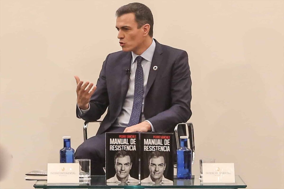 Sánchez se rodea de 14 ministros en la presentación de su libro