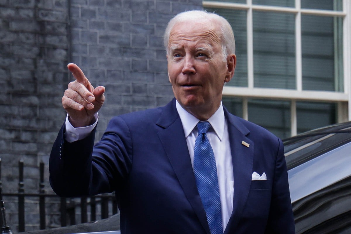 Funcionarios retirados del FBI denuncian que Joe Biden ha facilitado la «invasión suave» de hombres en edad militar