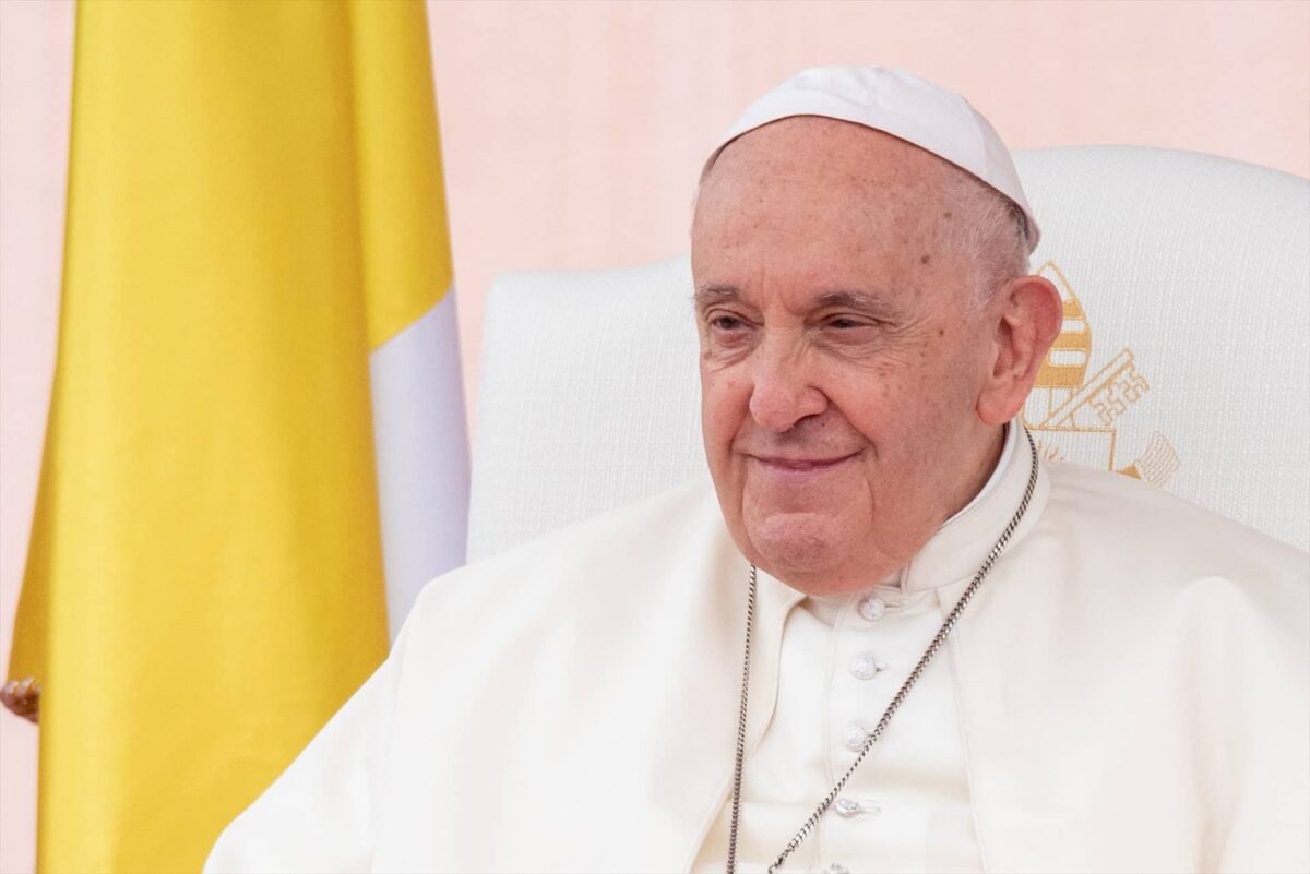 El Papa recuerda Belén en Nochebuena, donde Jesús «sigue siendo rechazado por la lógica perdedora de la guerra»