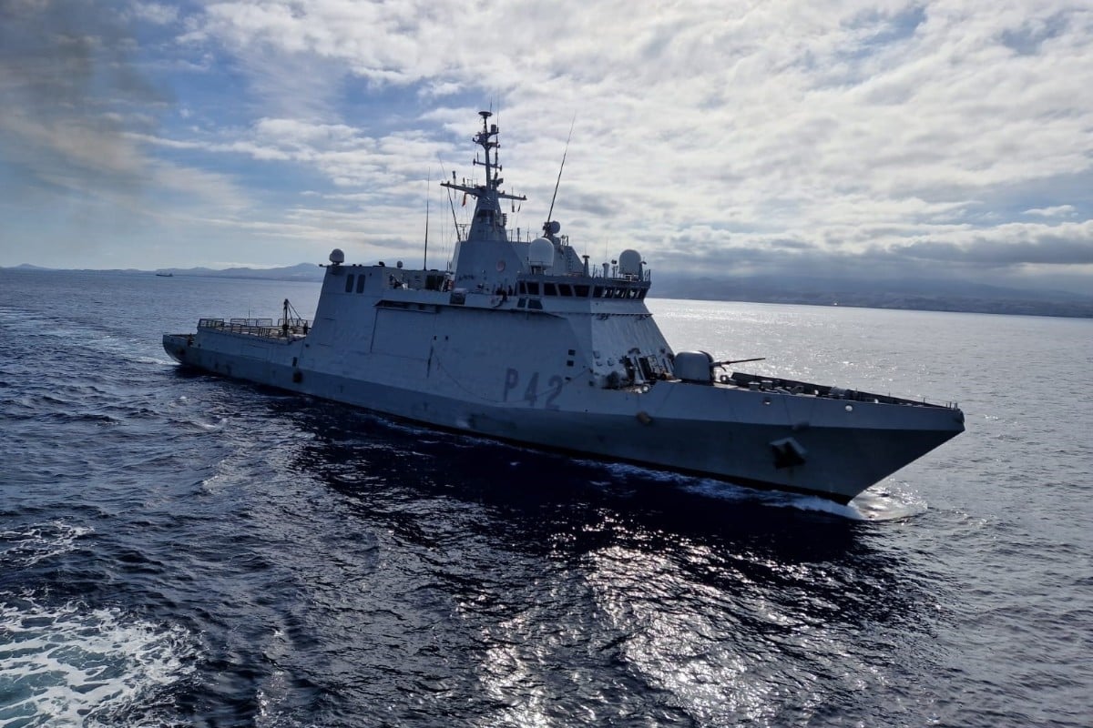 Un buque de la Armada vigila el Peñón de Alhucemas que reclama Marruecos