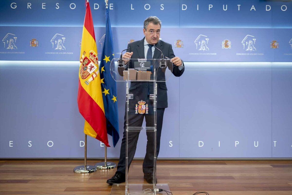 Sánchez acuerda con el PNV que el País Vasco y Navarra gestionen los impuestos a banca y energéticas