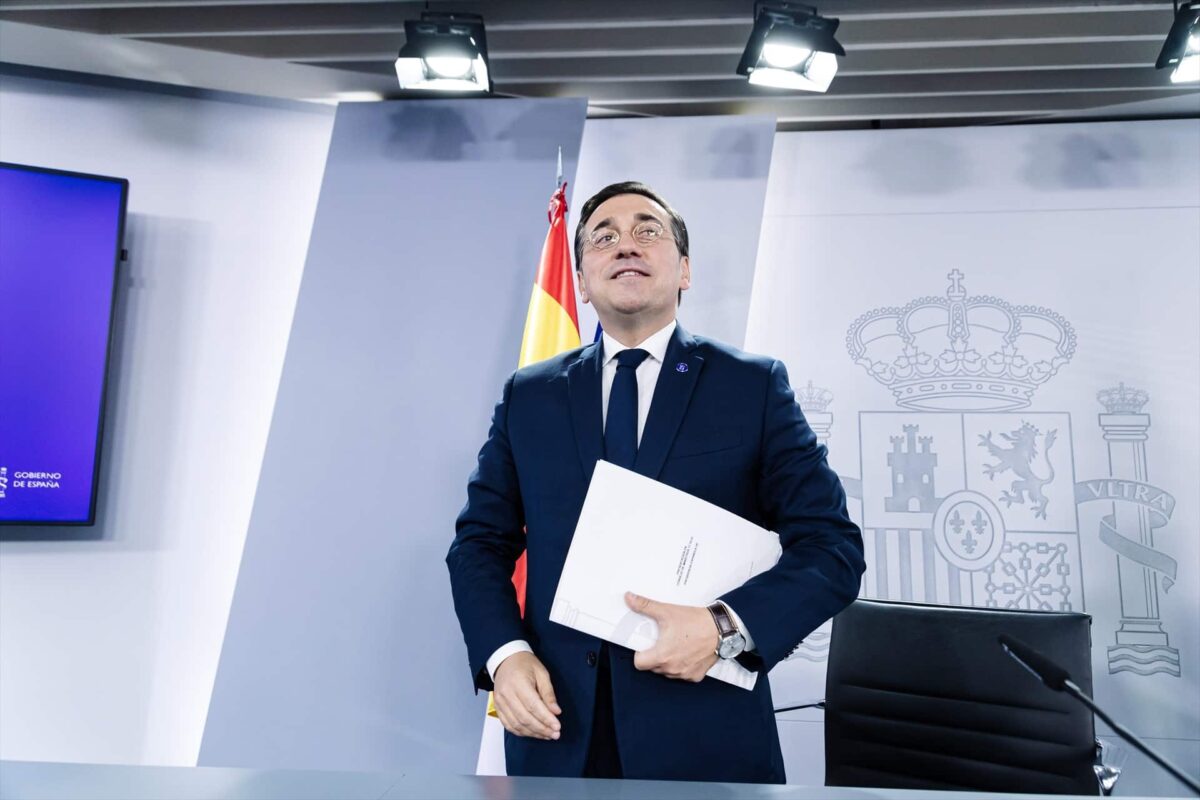 Albares remite un argumentario a los embajadores en Europa para apoyar la oficialidad del catalán