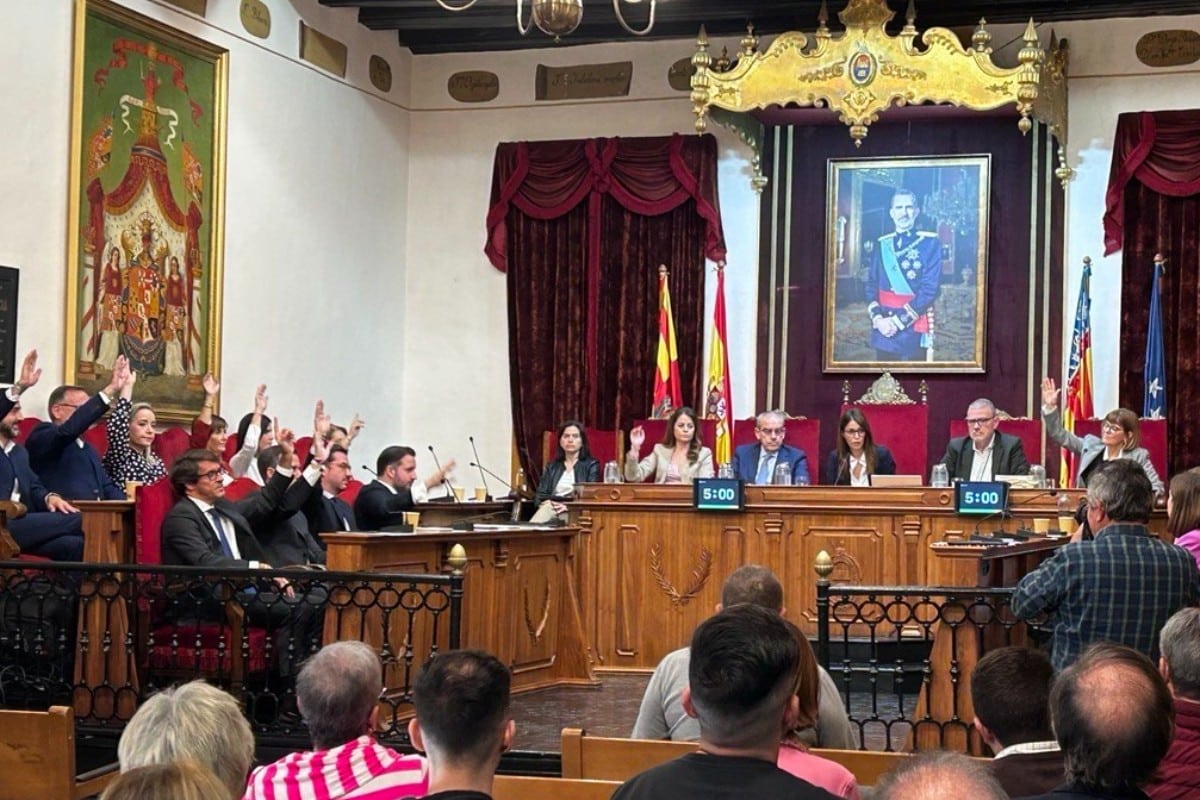 El Ayuntamiento de Elche, gobernado por PP y VOX, elimina el valenciano como requisito para trabajar en el Consistorio