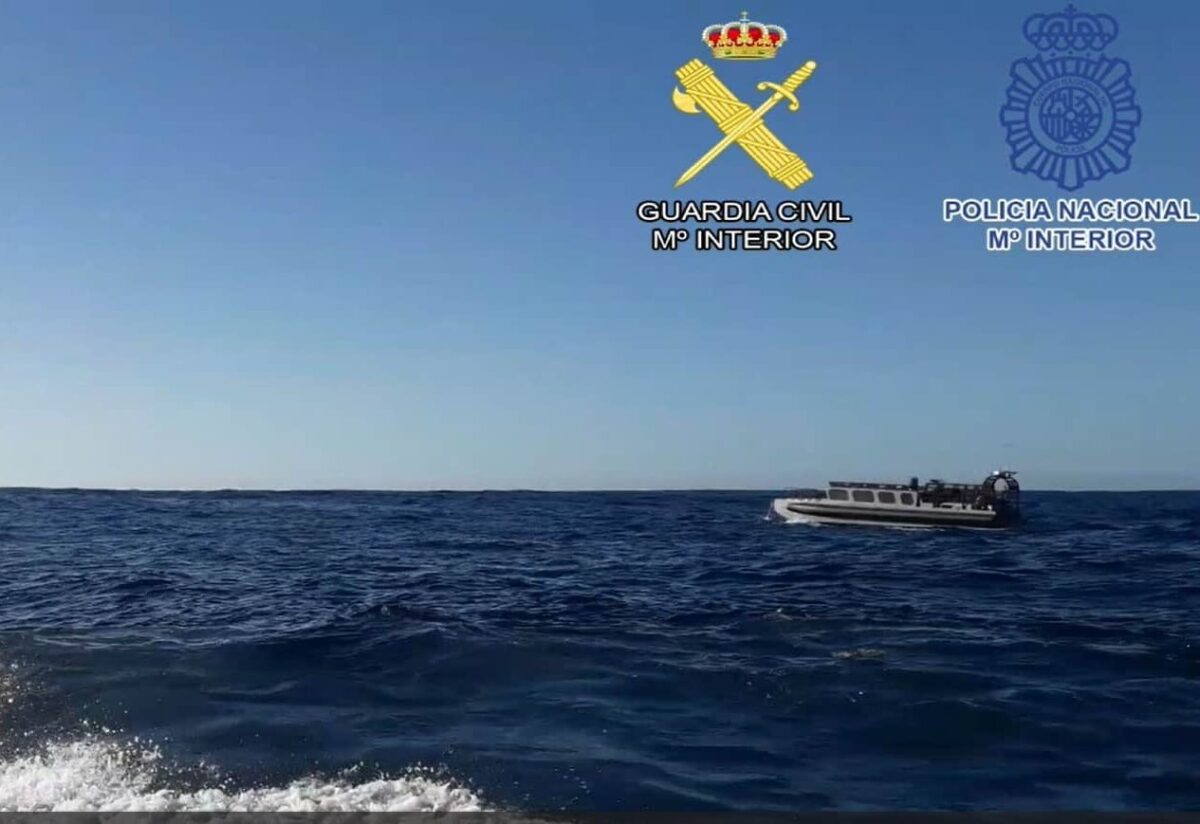 Interceptan una lancha al oeste de Canarias con 2.500 kilos de cocaína