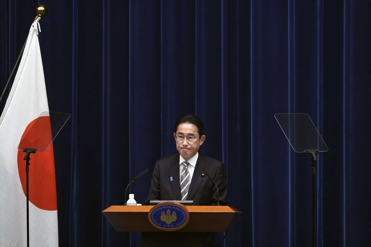 Los fiscales registran las oficinas del partido gobernante de Japón por el escándalo de fondos