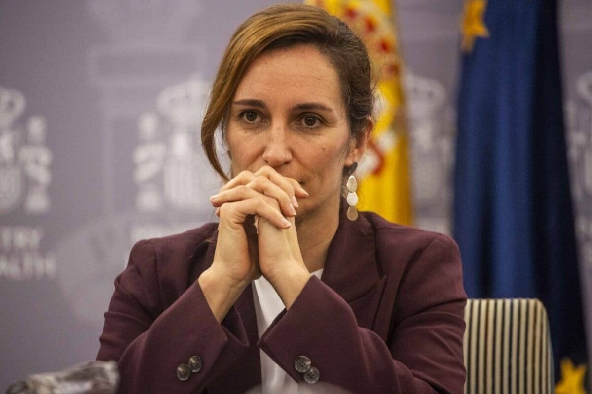 Mónica García asegura que Sanidad va a «regular» los vapeadores porque son «la antesala del tabaquismo»