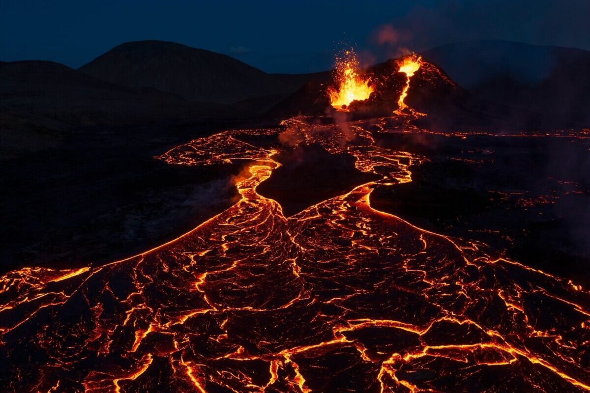Las autoridades de Islandia declaran el estado de emergencia por la de erupción un volcán cerca de Grindavik