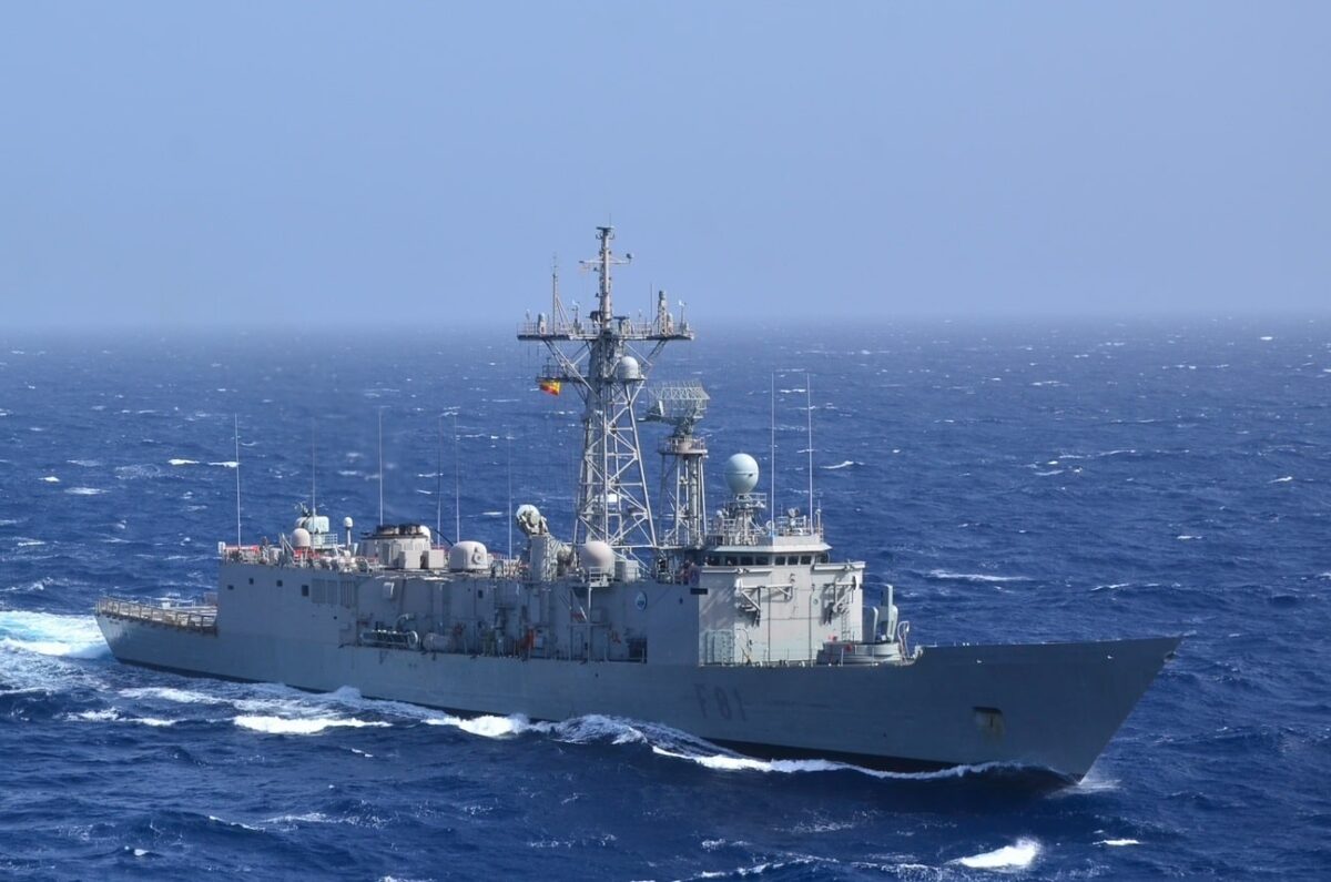 La fragata ‘Santa María’ monitoriza y efectúa seguimiento al submarino ruso en su paso por las aguas de interés español