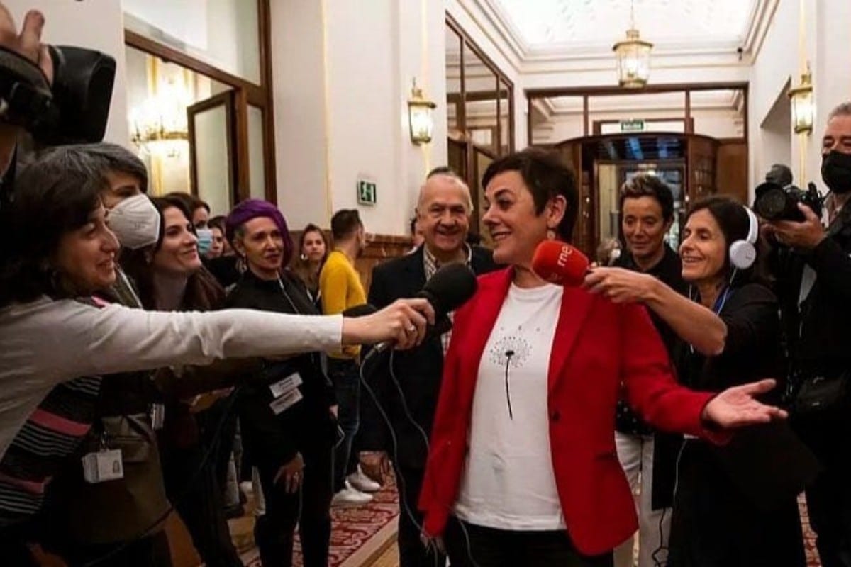 Los periodistas parlamentarios nominan a la proetarra Aizpurúa como la portavoz con mejor relación con la prensa