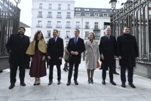 Feijoo con Gamarra y sus barones a su llegada al Congreso. Europa Press.