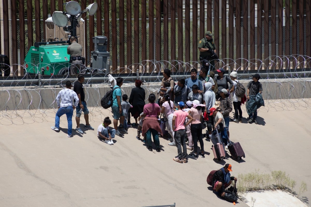 Inmigrantes tratando de cruzar la frontera para entrar en Estados Unidos. Europa Press.