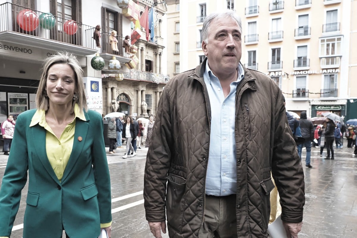 Joseba Asiron, concejal de EH Bildu en el Ayuntamiento de Pamplona, junto con Miren Zabaleta, coordinadora de EH Bildu en Navarra. Europa Press.