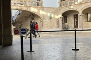 La mujer que trató de matar a sus hijos sedándolos con benzodiacepinas, conducida por la Policía Nacional en la Audiencia Provincial. Europa Press.