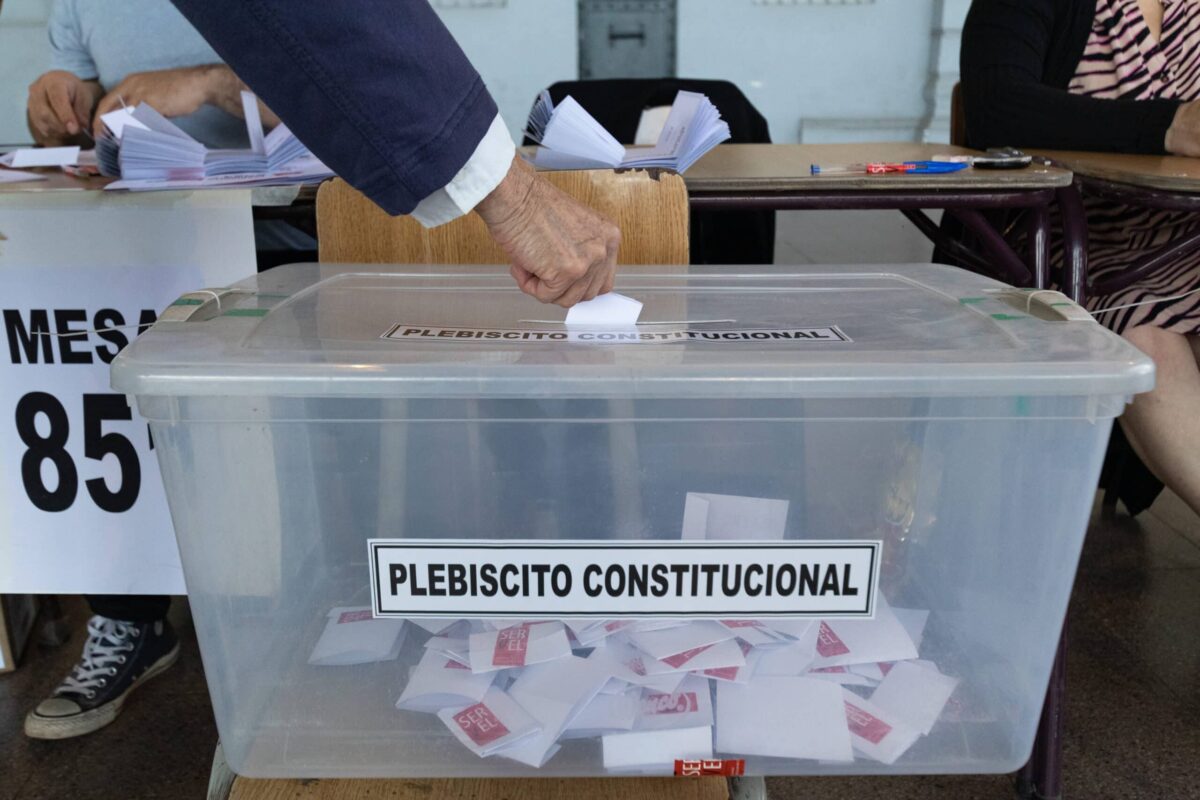 Los chilenos vuelven a votar en contra de una nueva Constitución