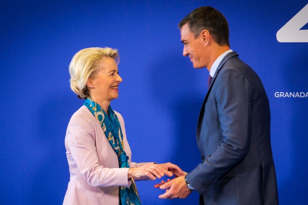Von der Leyen con Sánchez en Granada. Europa Press.