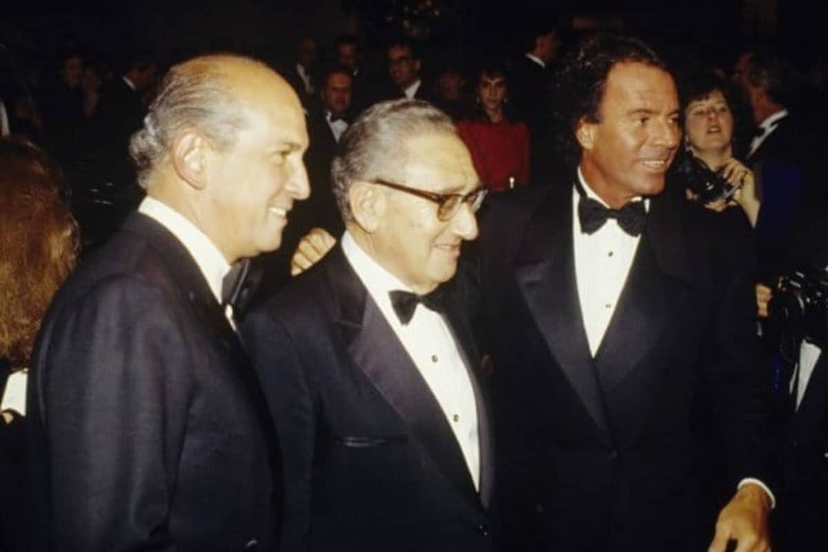 El encuentro entre Julio Iglesias y Kissinger: así fue la negociación diplomática del cantante