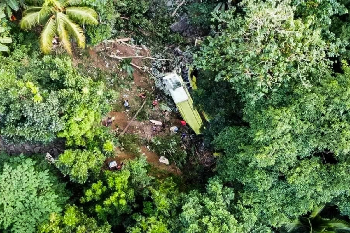 Al menos 28 muertos tras la caída de un autobús por un barranco en Filipinas