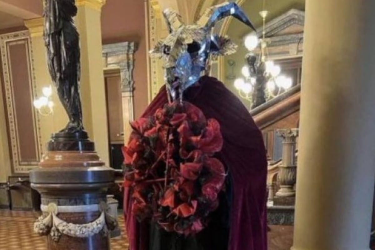 Escándalo en Iowa por la colocación de una imagen de Satanás en el Capitolio del estado