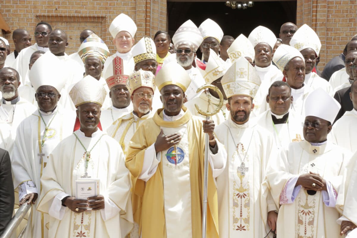 Toda la Iglesia de África rechaza las bendiciones a parejas homosexuales con el acuerdo del Papa Francisco
