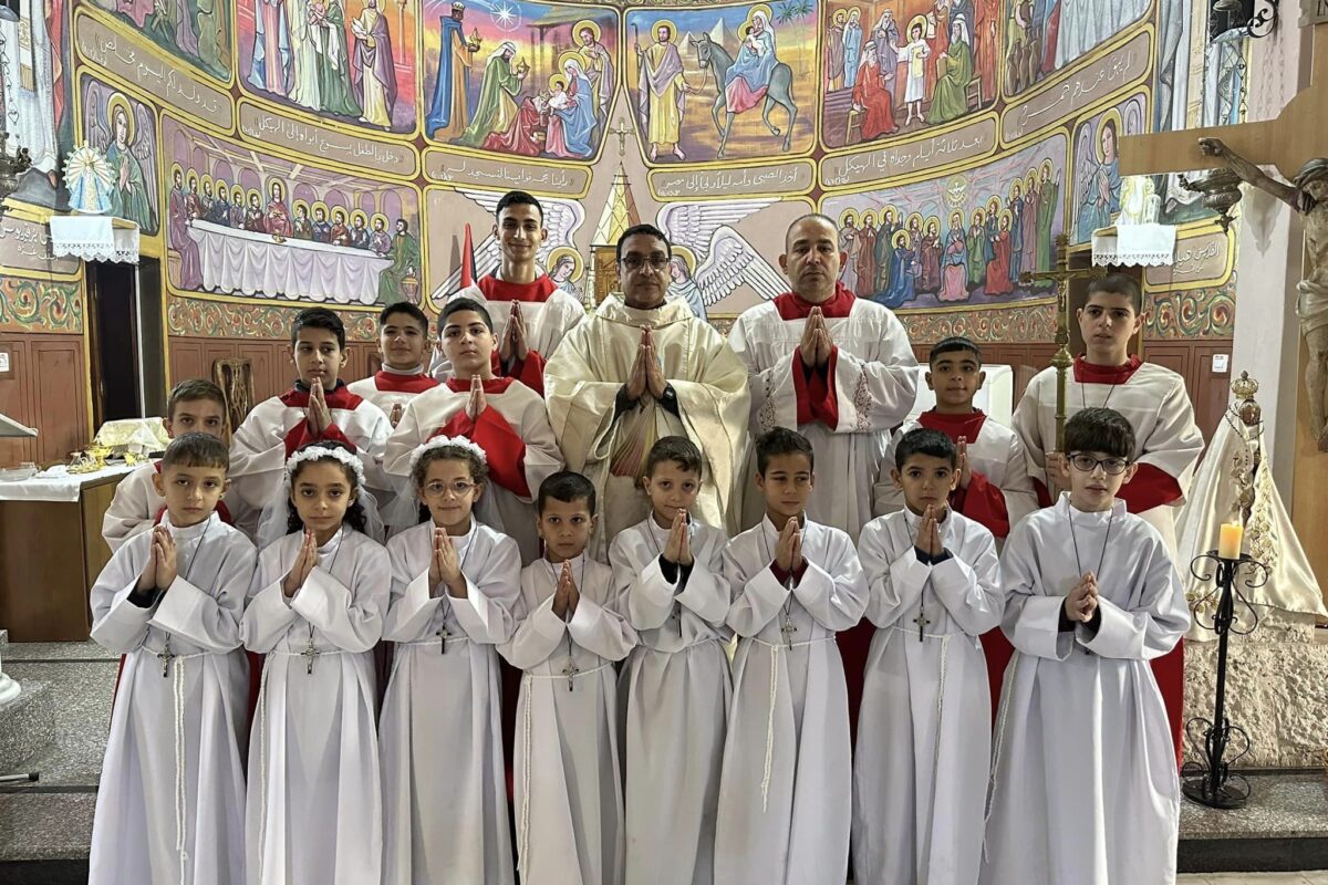 Primera Comunión entre los escombros: ocho niños reciben el sacramento en la única parroquia de Gaza