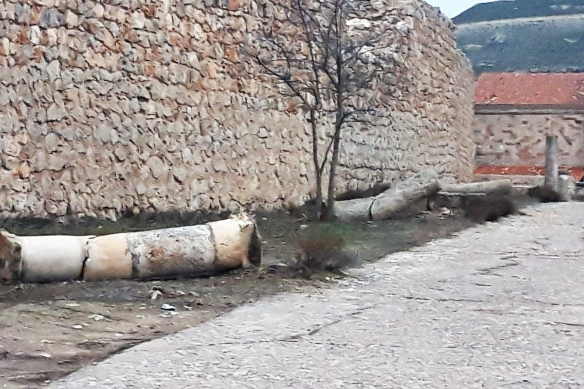 Delincuentes destrozan cinco columnas de un viacrucis del siglo XVIII en el pequeño pueblo de Atienza (Guadalajara)