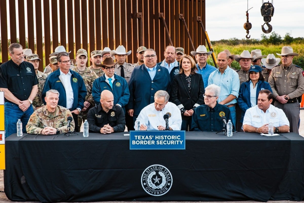 El gobernador de Texas firma un proyecto de ley que permite la detención de inmigrantes irregulares. Europa Press.