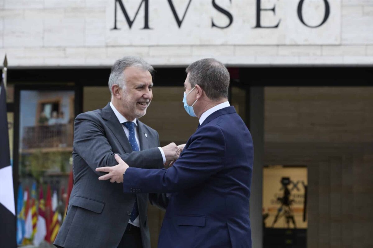 El ministro Torres afirma que su relación con Page es «magnífica» pero le «apena» que se deje «utilizar por el PP»