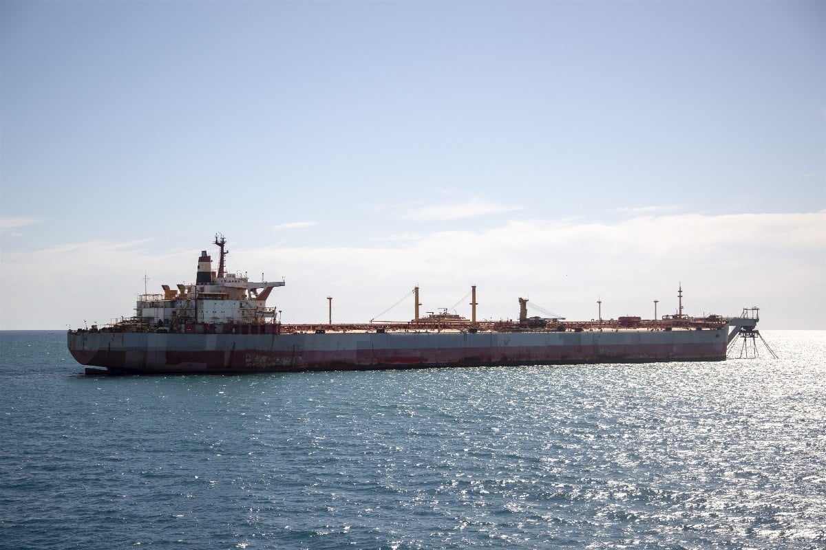 Terroristas hutíes atacan dos buques estadounidenses frente a las costas de Yemen
