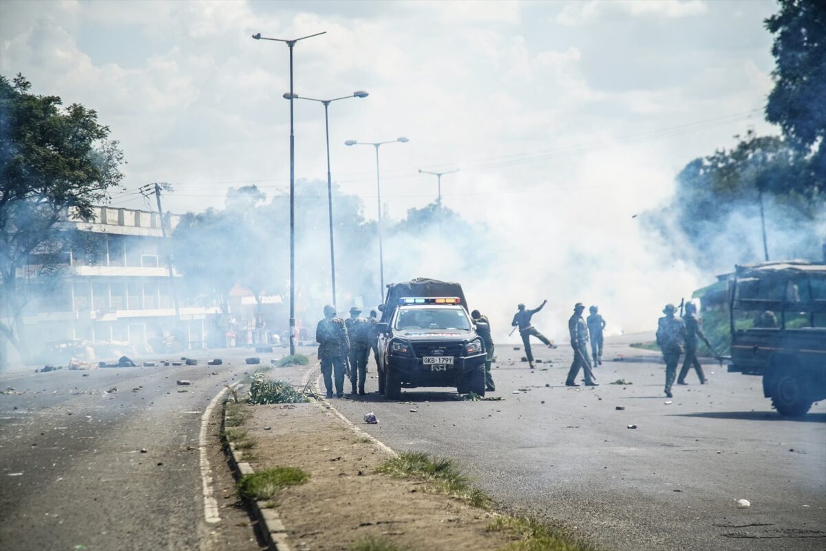 La Policía de Kenia sanciona a los agentes que lanzaron gas lacrimógeno a los opositores