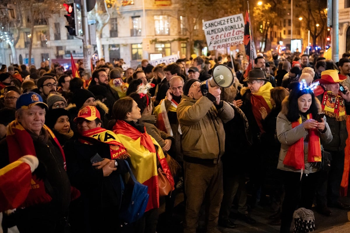 El PSOE quiere perseguir a los organizadores de la Nochevieja en Ferraz mientras apoya que se permitan las injurias a la Corona