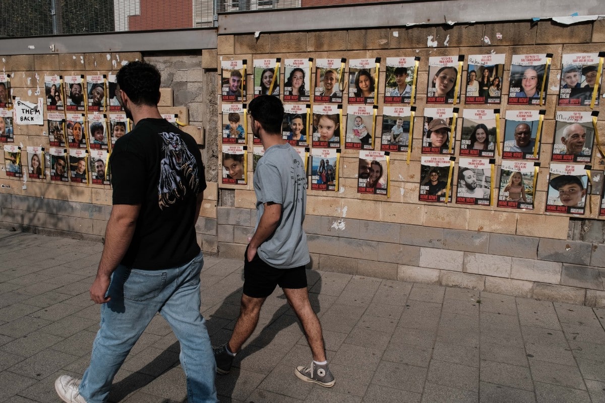 Fotos en recuerdo de los rehenes en Tel Aviv. Europa Press.