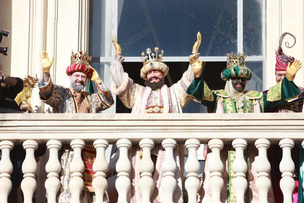 Los Reyes Magos sortean el frío y la lluvia en toda España para traer ilusión a niños y mayores