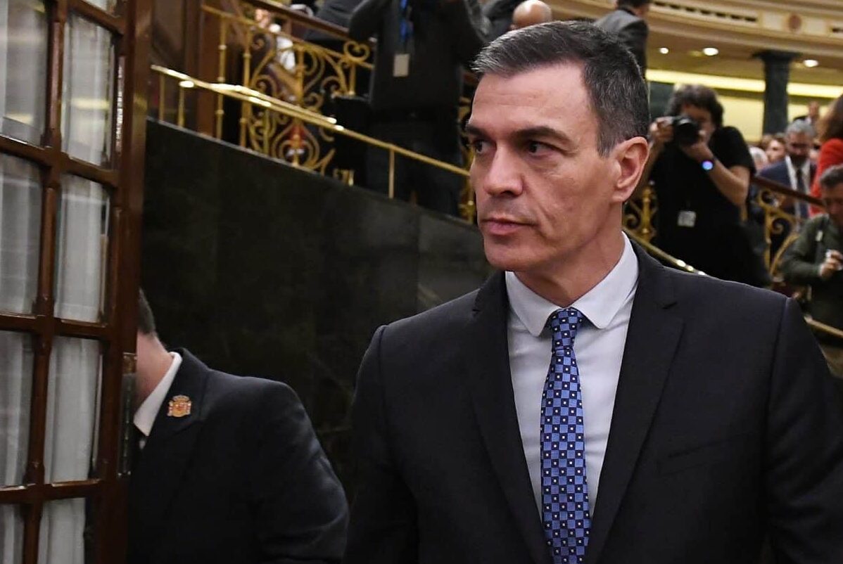 Puigdemont y Sánchez secuestran la legislatura mientras ganan tiempo ante Bruselas