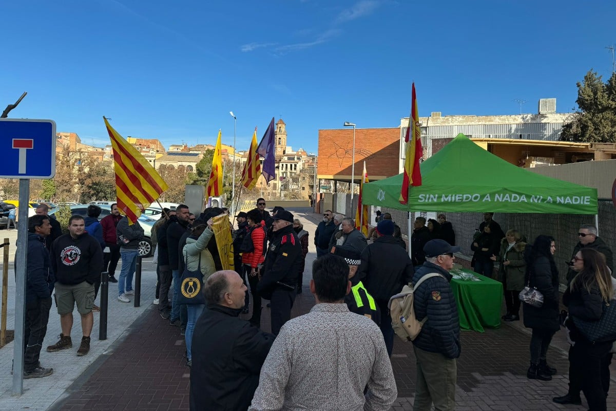 Un grupo de separatistas amenaza a los asistentes a una carpa informativa de VOX en Tarragona