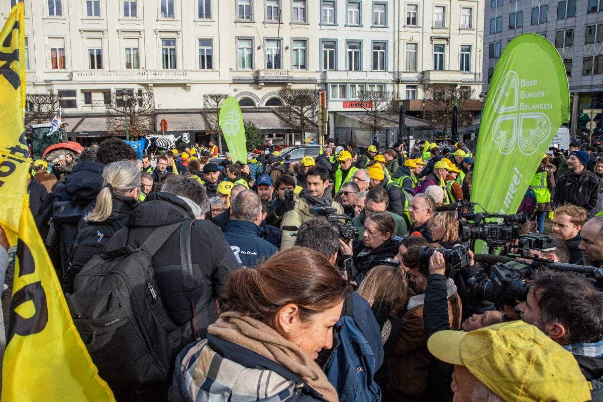 Los agricultores franceses protestan en el Parlamento Europeo contra las restricciones climáticas que les arruinan