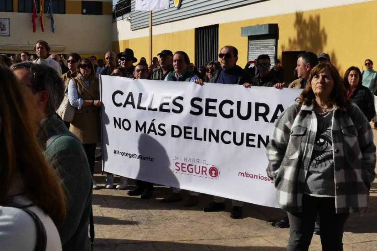 Más de 200 vecinos de El Escorial se manifiestan tras el secuestro exprés a una trabajadora de un estanco: «Calles seguras, no más delincuencia»