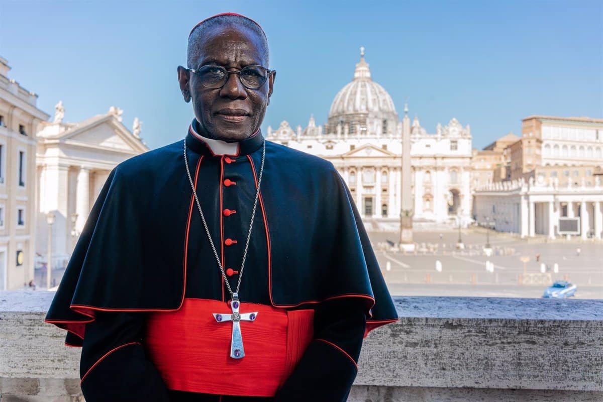 El cardenal Sarah se opone a las bendiciones de parejas homosexuales y reivindica la posición de la Iglesia en África