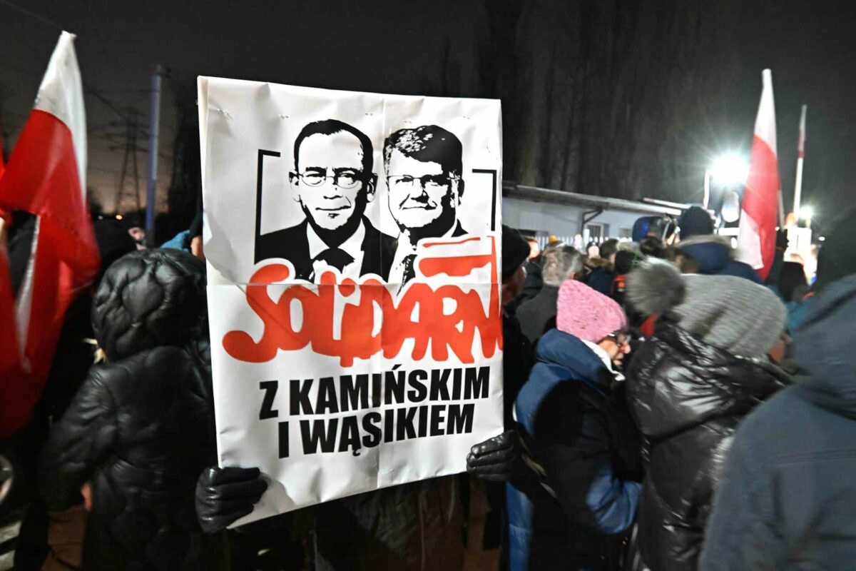 En libertad el exministro del Interior de Polonia Mariusz Kaminski tras el indulto del presidente