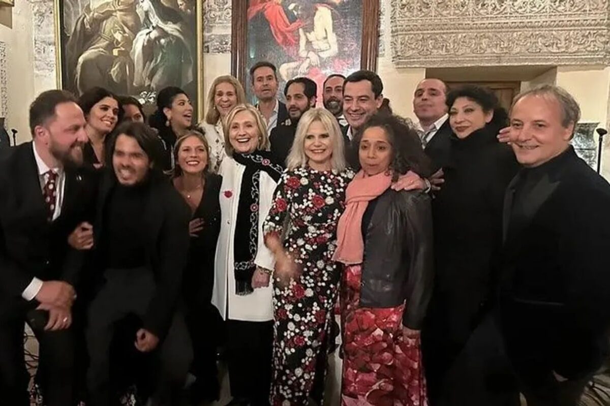 Hillary Clinton se va de sarao con artistas y políticos en el sevillano Palacio de Dueñas